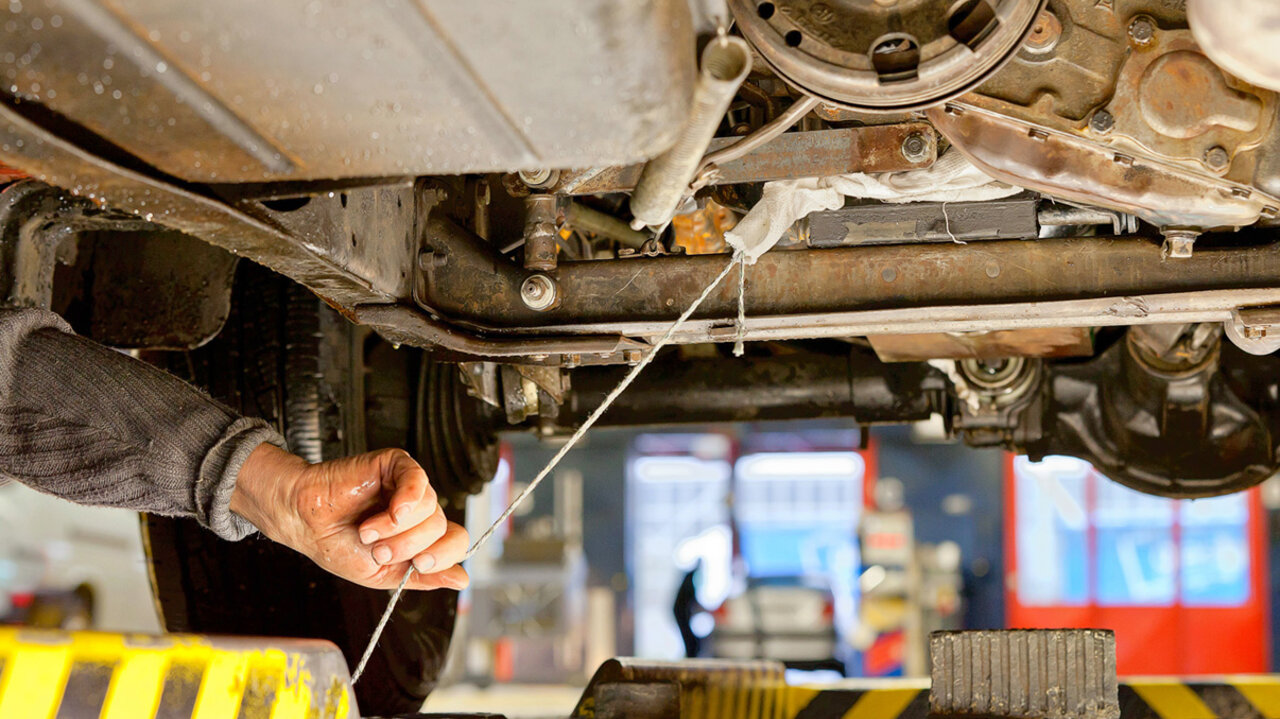 Fahrzeugkontrolle undichter Motor