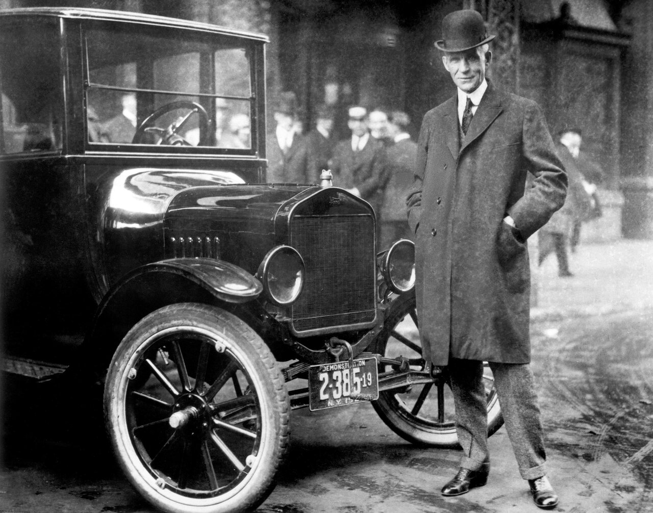 Henry Ford mit dem Model T