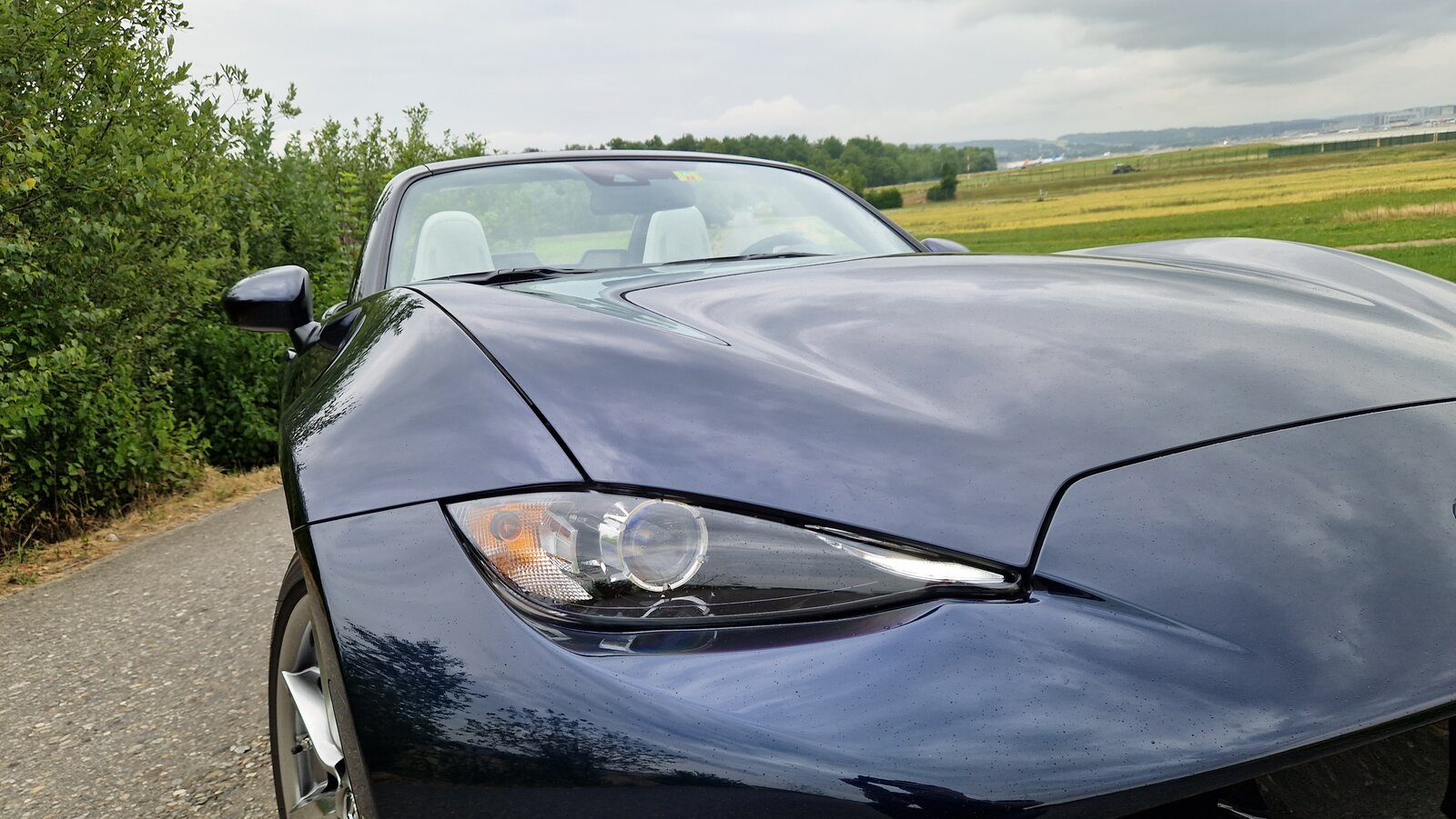 Frontleuchten und Motorhaube des Mazda MX-5