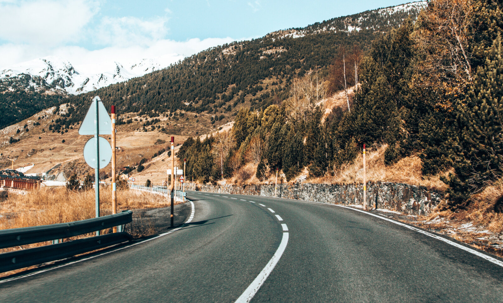In der eidgenössische Signalisationsverordnung SSV regelt die verschiedenen Mittellinien auf Schweizer Strassen. Bild: freepik