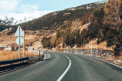 In der eidgenössische Signalisationsverordnung SSV regelt die verschiedenen Mittellinien auf Schweizer Strassen. Bild: freepik