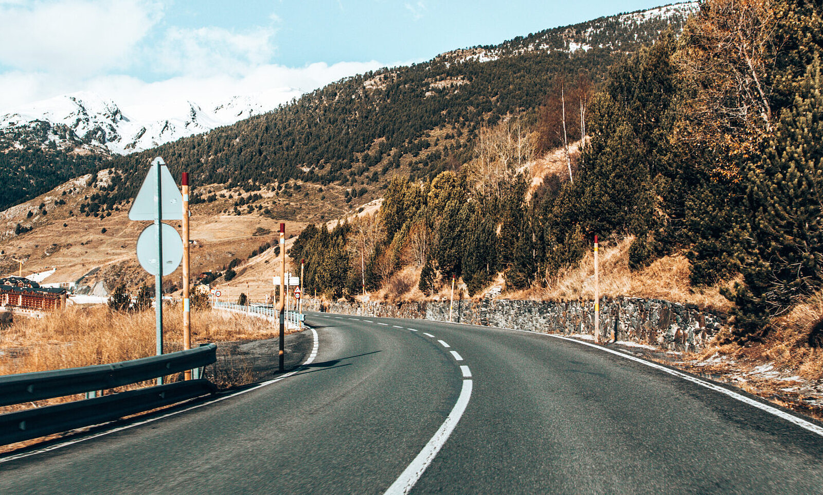 In der eidgenössische Signalisationsverordnung SSV regelt die verschiedenen Mittellinien auf Schweizer Strassen. Bild: freepik