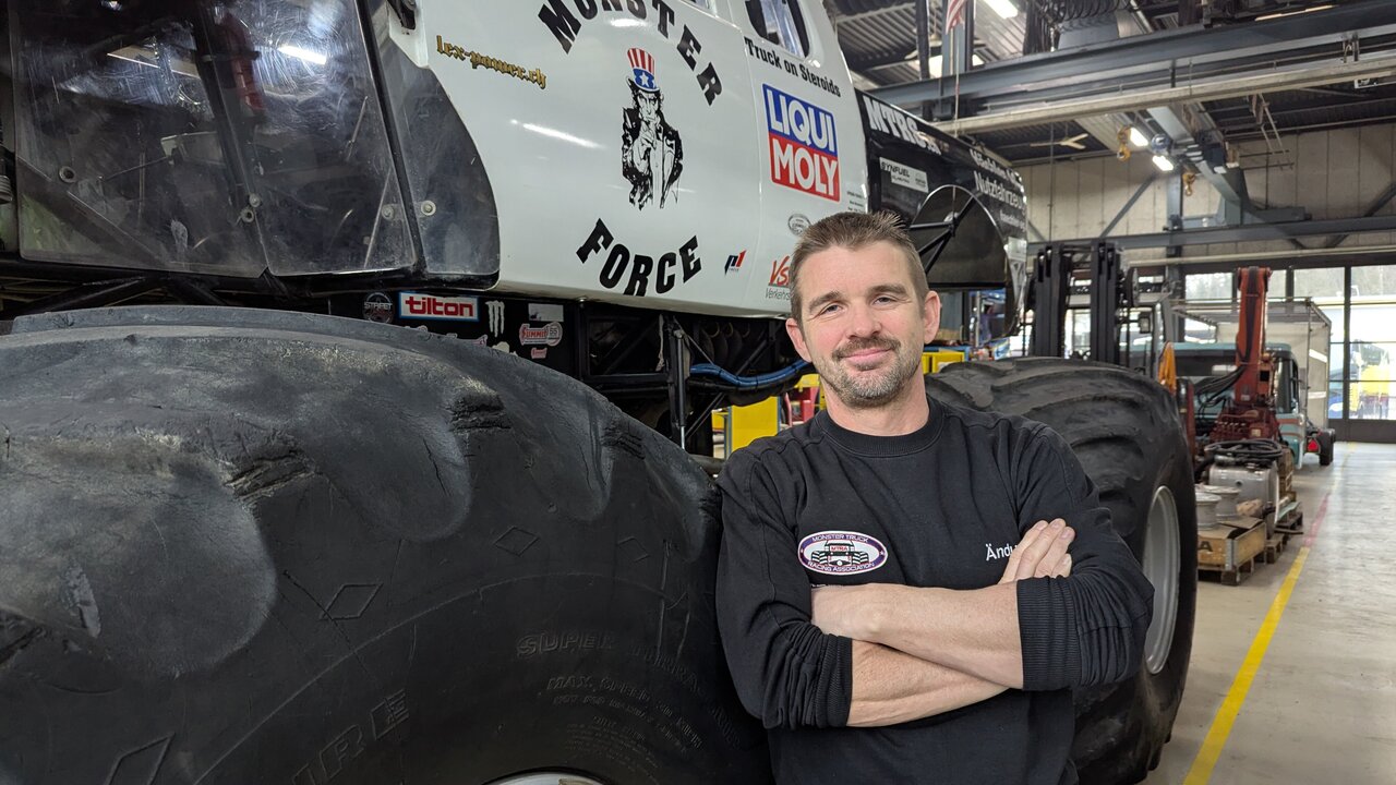 Ändu Urech vor dem Monstertruck