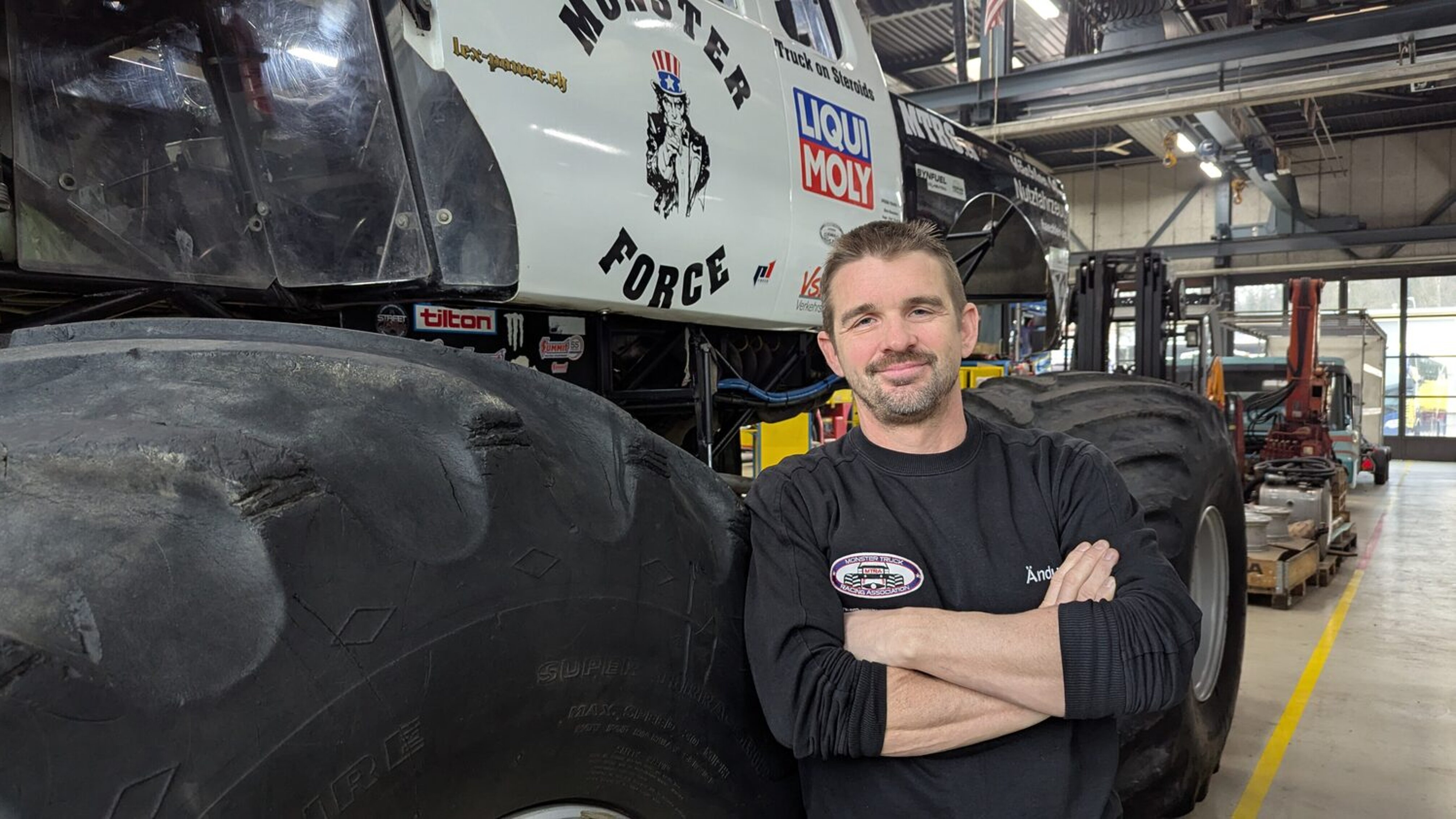 Ändu Urech vor dem Monstertruck