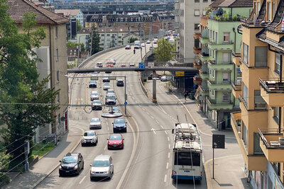 Platz 1: In der Schweiz, wie hier auf der Rosengartenstrasse in Zürich, ist das Autofahren im europaweiten Vergleich am günstigsten. Bild: STREETLIFE