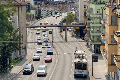 Platz 1: In der Schweiz, wie hier auf der Rosengartenstrasse in Zürich, ist das Autofahren im europaweiten Vergleich am günstigsten. Bild: STREETLIFE