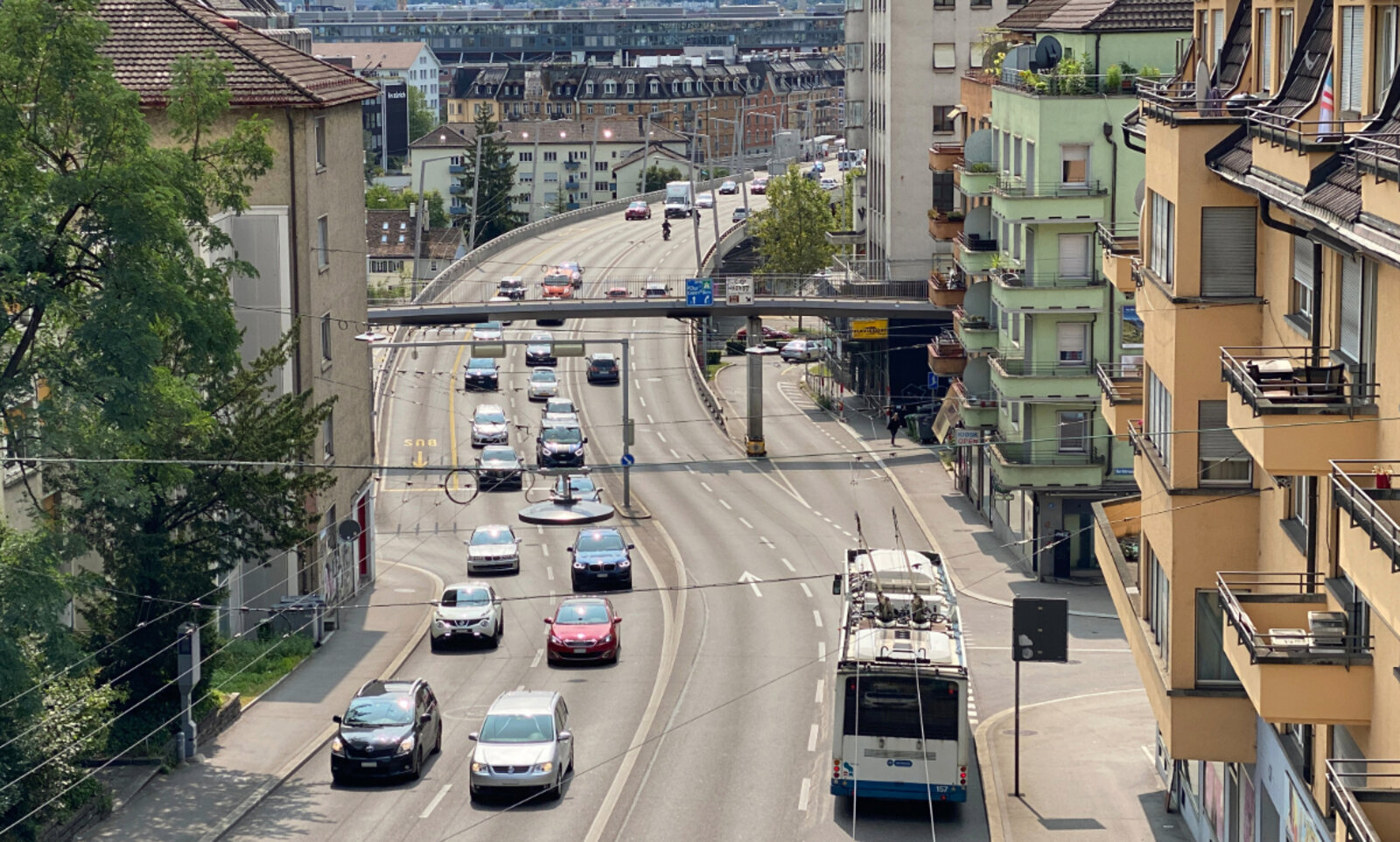 Platz 1: In der Schweiz, wie hier auf der Rosengartenstrasse in Zürich, ist das Autofahren im europaweiten Vergleich am günstigsten. Bild: STREETLIFE