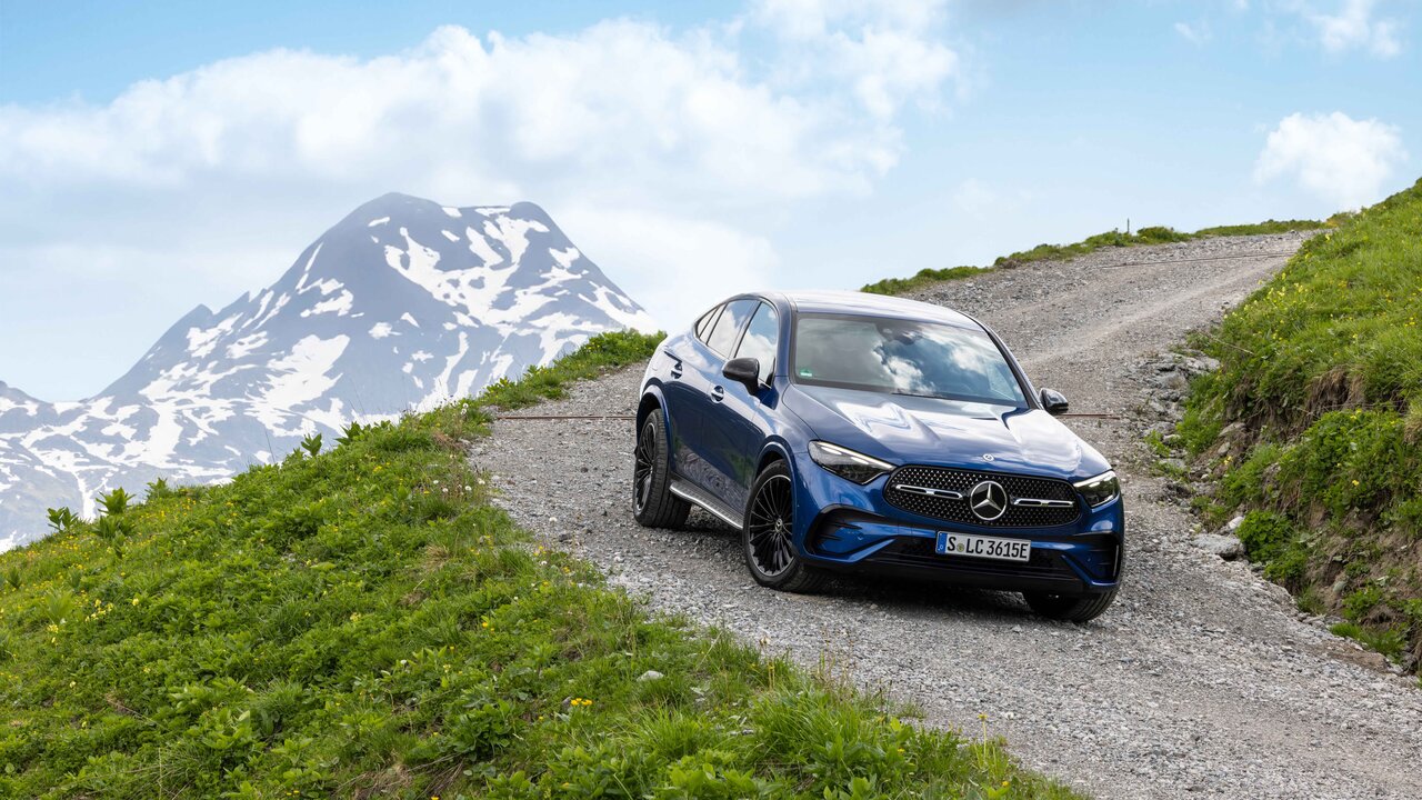 Mercedes GLC Coupé auf einer Bergstrasse