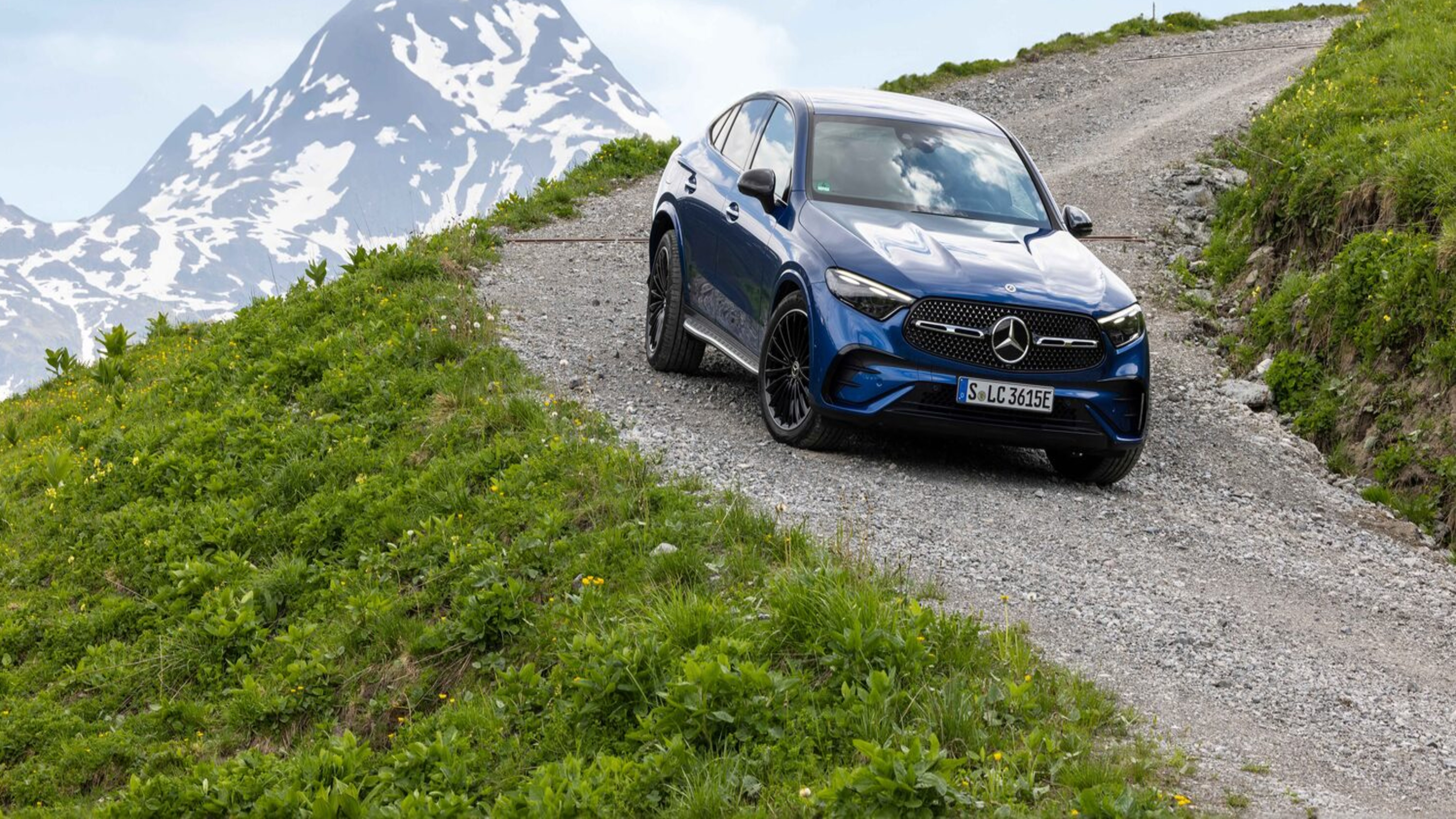 Mercedes GLC Coupé auf einer Bergstrasse