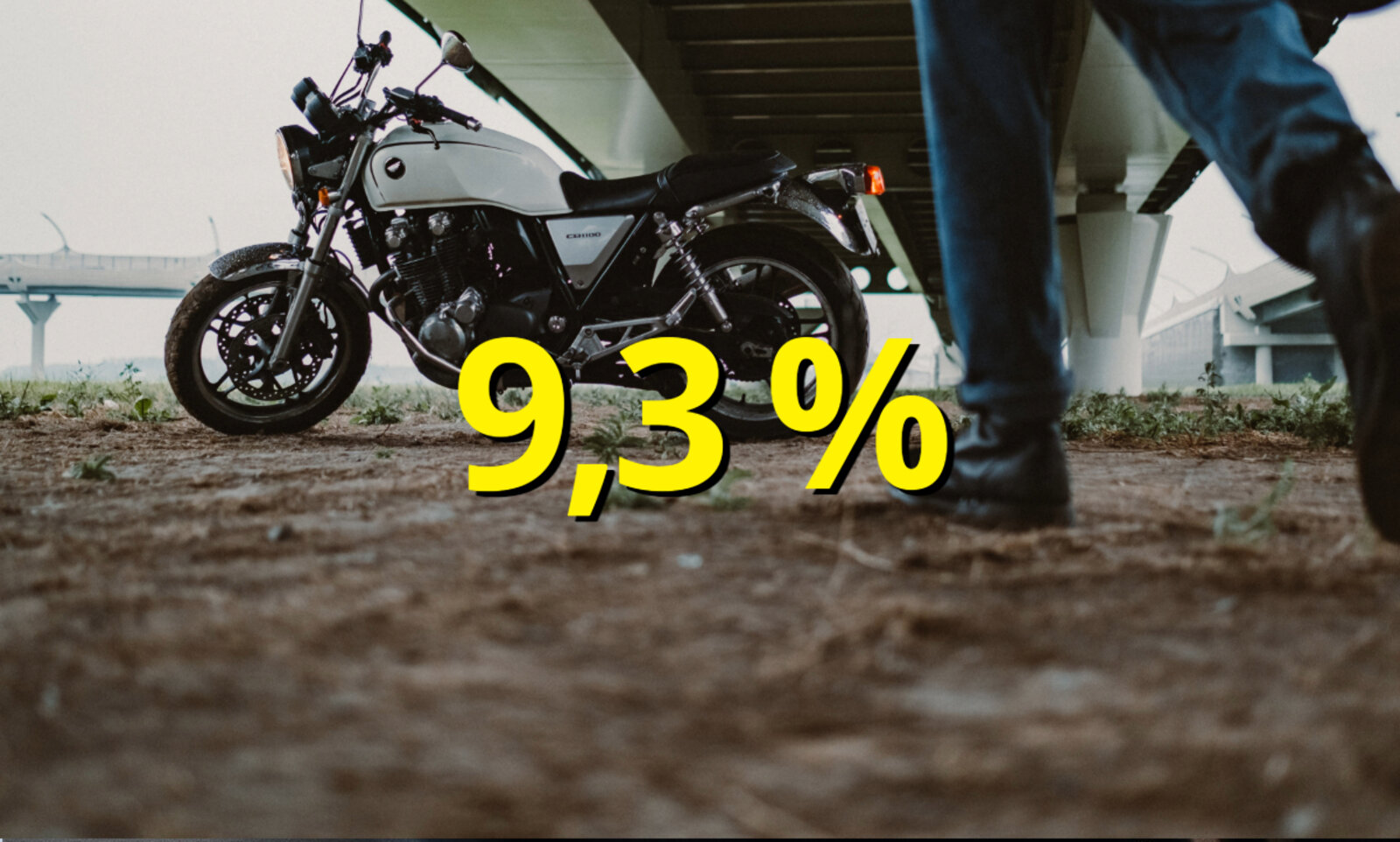Motorrad auf einem Parkplatz.