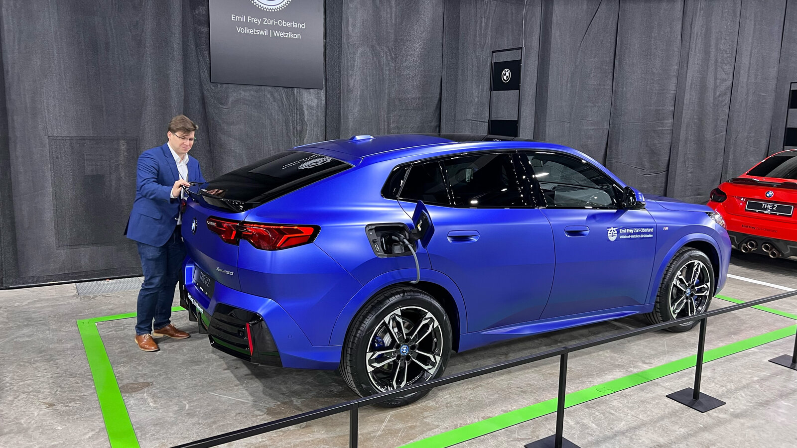Martin A. Bartholdi am BMW X2 an der Auto Zürich 2023