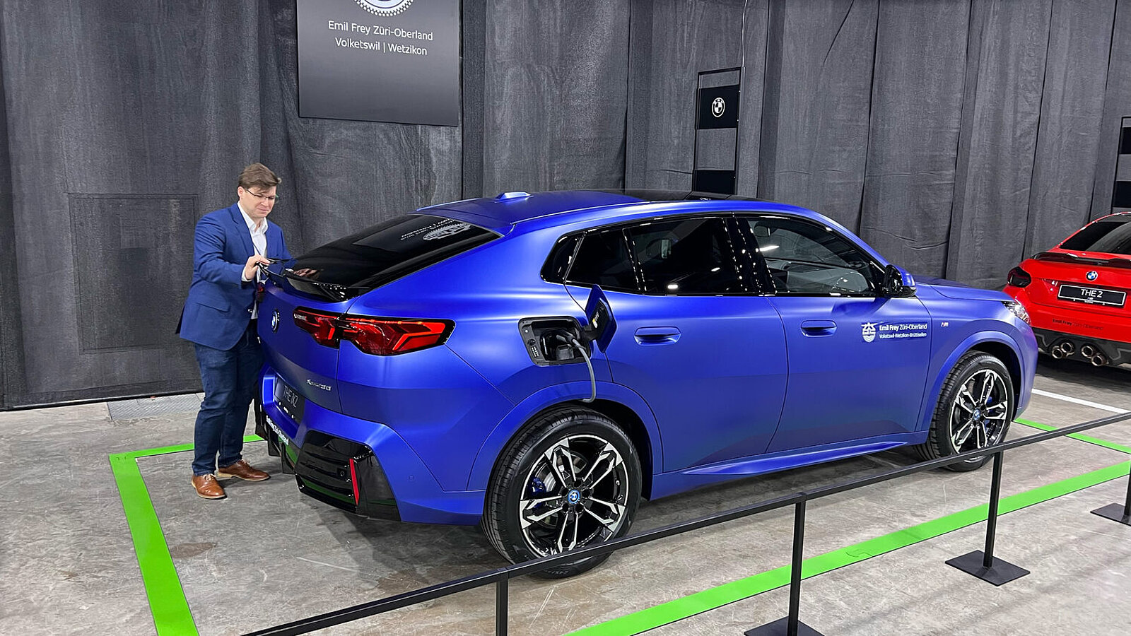 Martin A. Bartholdi am BMW X2 an der Auto Zürich 2023