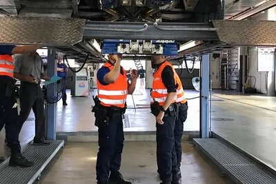 Die Kantonspolizei St. Gallen kontrolliert Fahrzeuge von Autoposern. Bild: Kantonspolizei St. Gallen