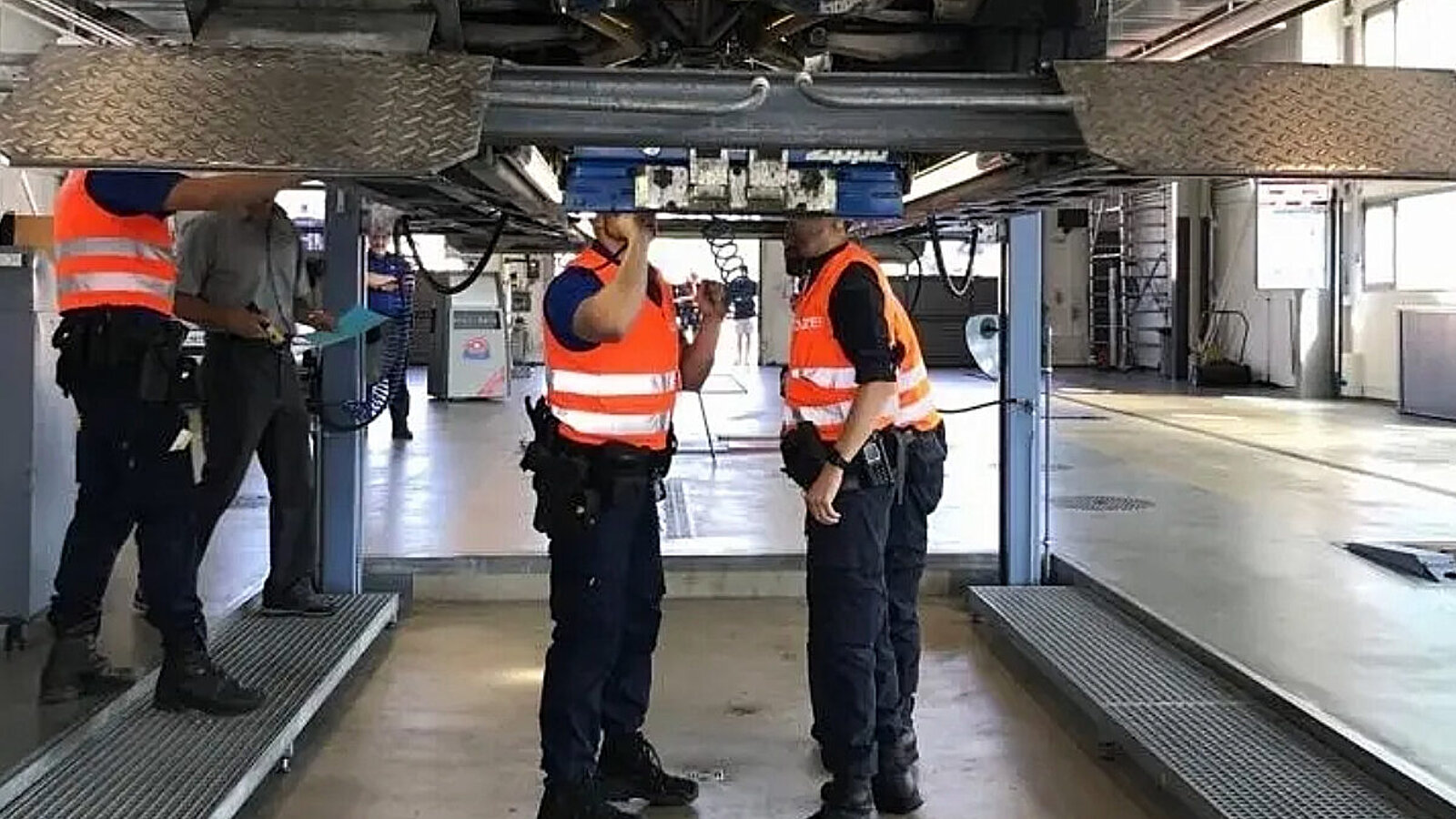 Die Kantonspolizei St. Gallen kontrolliert Fahrzeuge von Autoposern. Bild: Kantonspolizei St. Gallen