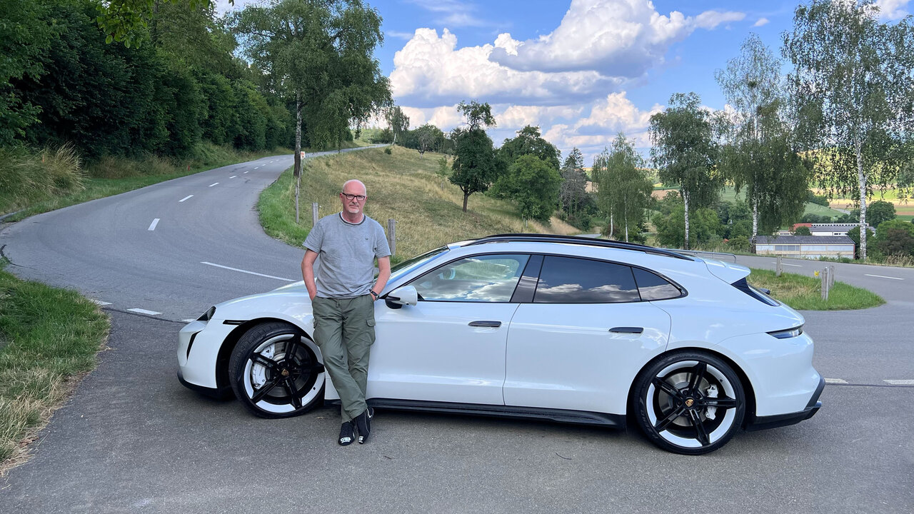 STREETLIFE-Autochecker Pentti Aellig neben dem Porsche Taycan GTS Sport Turismo
