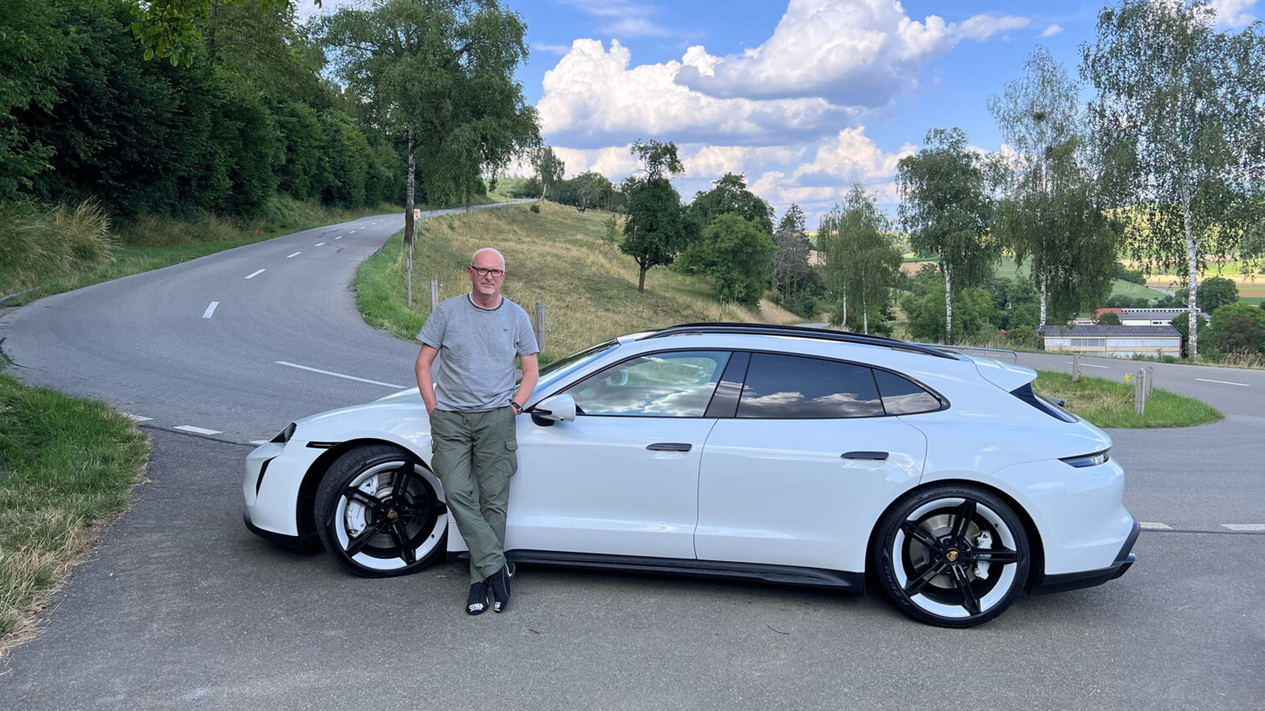 STREETLIFE-Autochecker Pentti Aellig neben dem Porsche Taycan GTS Sport Turismo