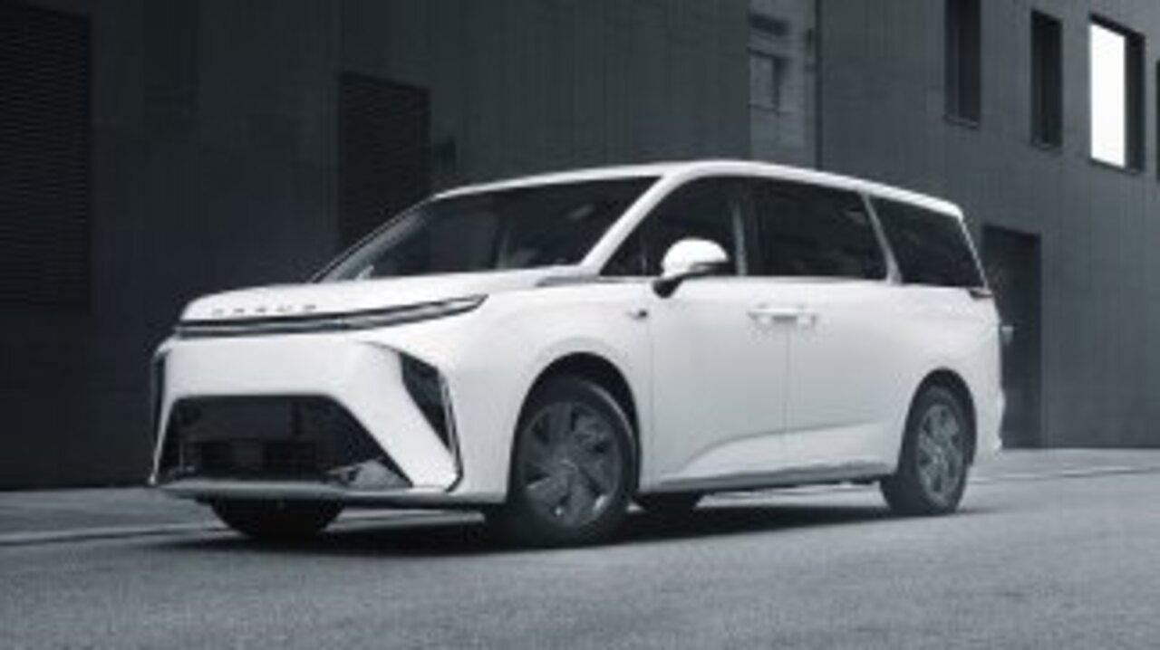 Chinesischer Siebensitzer Maxis Mifa 9 von vorne.