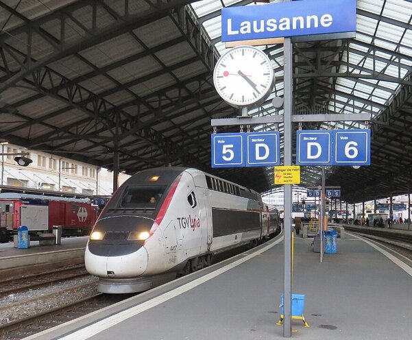 Ein pyrotechnischer Gegenstand aus einem Fanzug soll das Feuer am Bahnhof Lausanne ausgelöst haben. Bild: Wikipedia Akiry