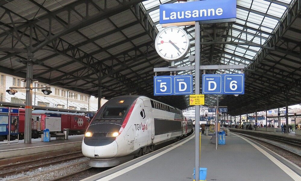 Ein pyrotechnischer Gegenstand aus einem Fanzug soll das Feuer am Bahnhof Lausanne ausgelöst haben. Bild: Wikipedia Akiry