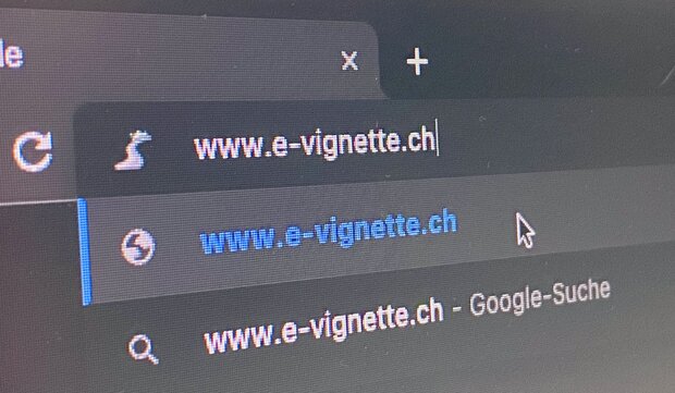 Für die Bestellung einer E-Vignette ruft man auf dem Smartphone oder am PC die Webseite www.e-vignette.ch auf.