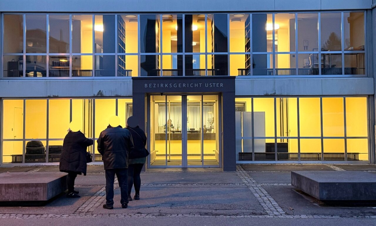 Der Prozess findet am Bezirksgericht Uster statt. Bild: Salvatore Iuliano, STREETLIFE