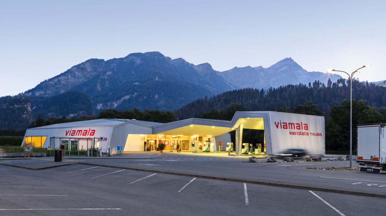 Blick auf die Autobahnraststätte Viamala GR