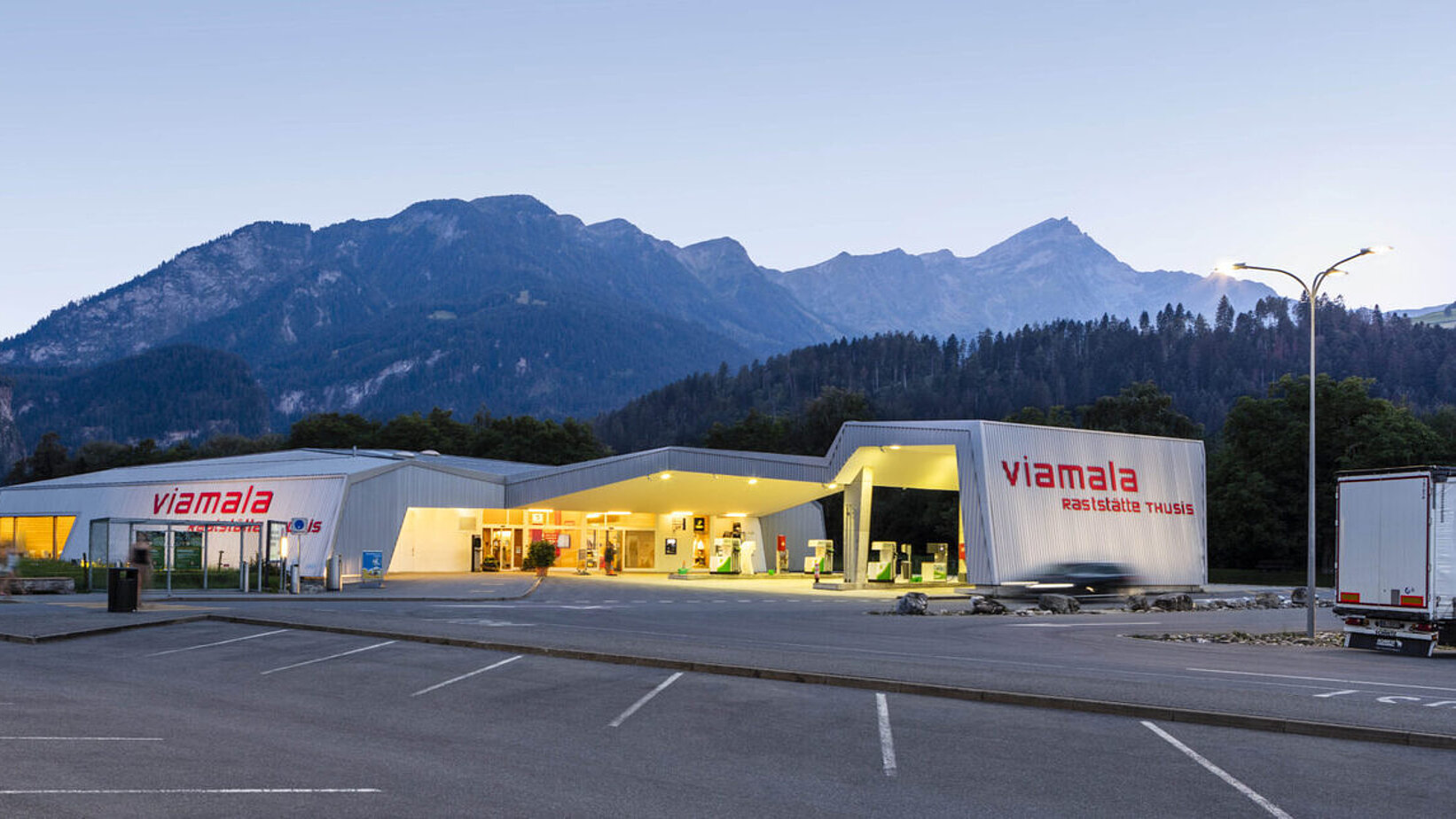 Blick auf die Autobahnraststätte Viamala GR