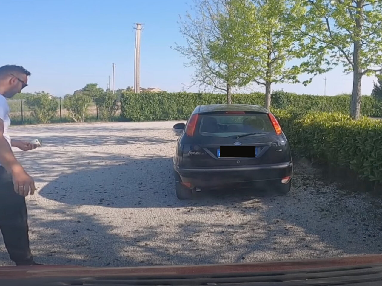 potenzieller Betrüger läuft zu seinem Auto in Jesolo