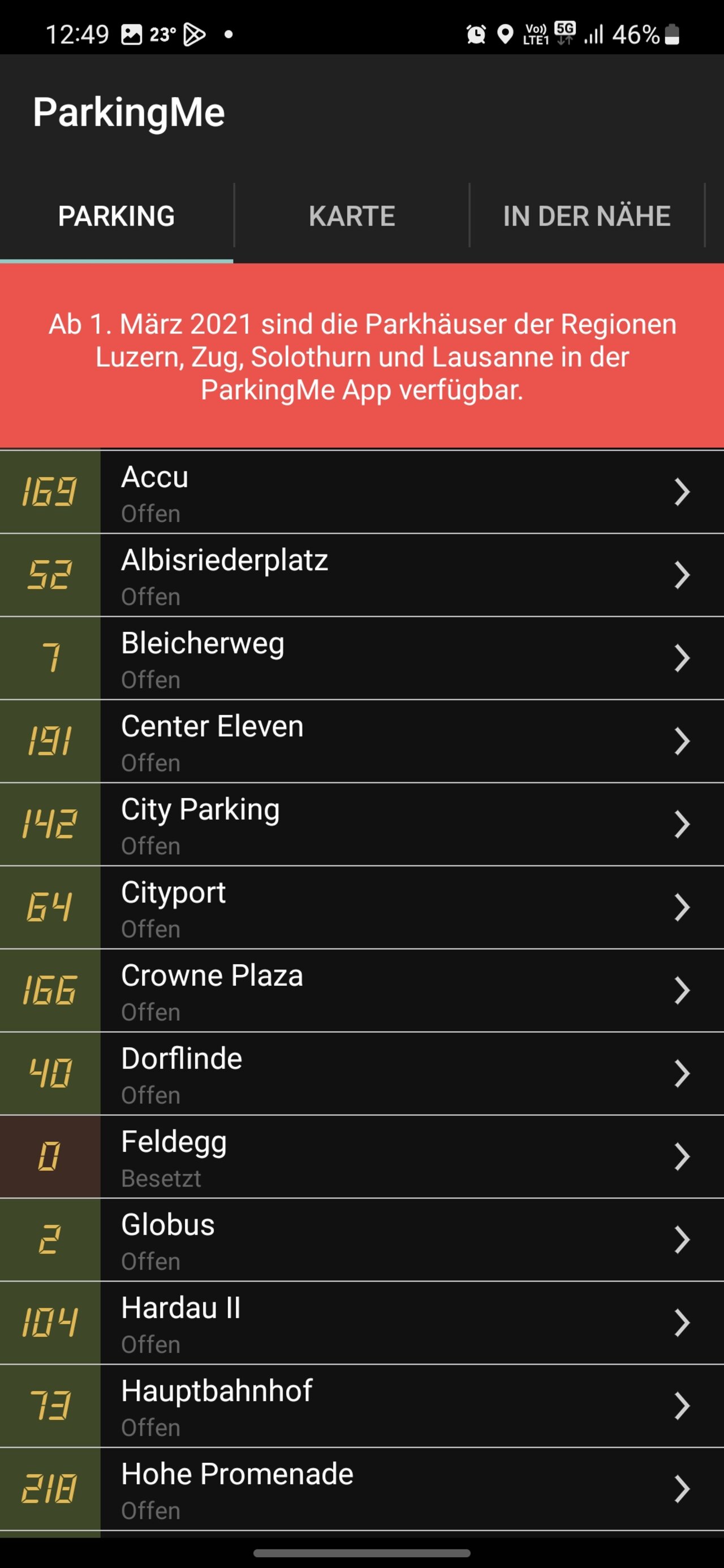 Screenshot aus der Parkhaus-App ParkingMe mit einer Listenansicht aller Zürcher Parkhäuser inklusive Anzahlfreier Parkplätze.