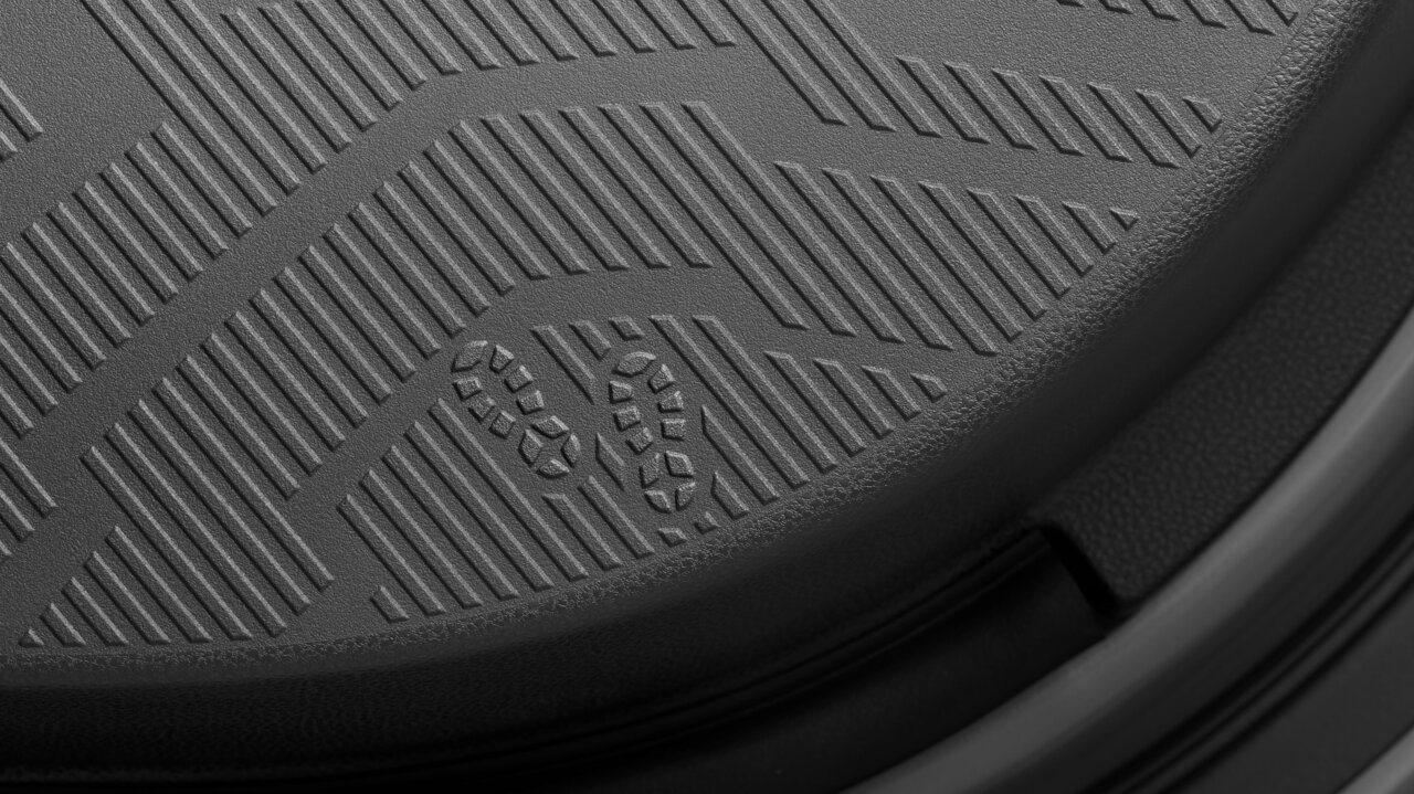 Wanderschuhe in der Türverkelidung des Subaru Forester