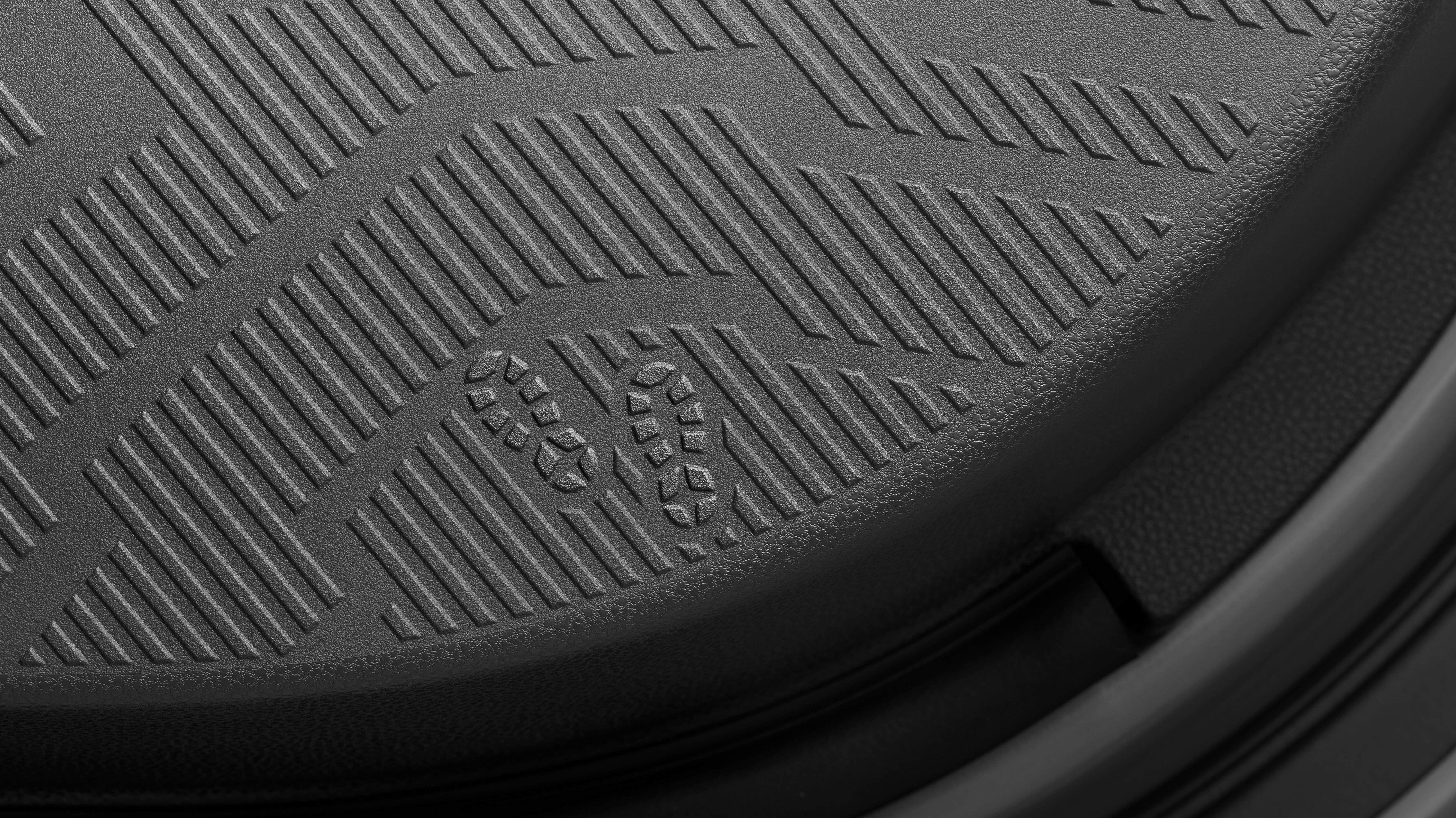 Wanderschuhe in der Türverkelidung des Subaru Forester