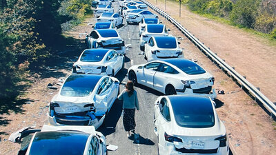 Massencrash mit weissen Teslas.