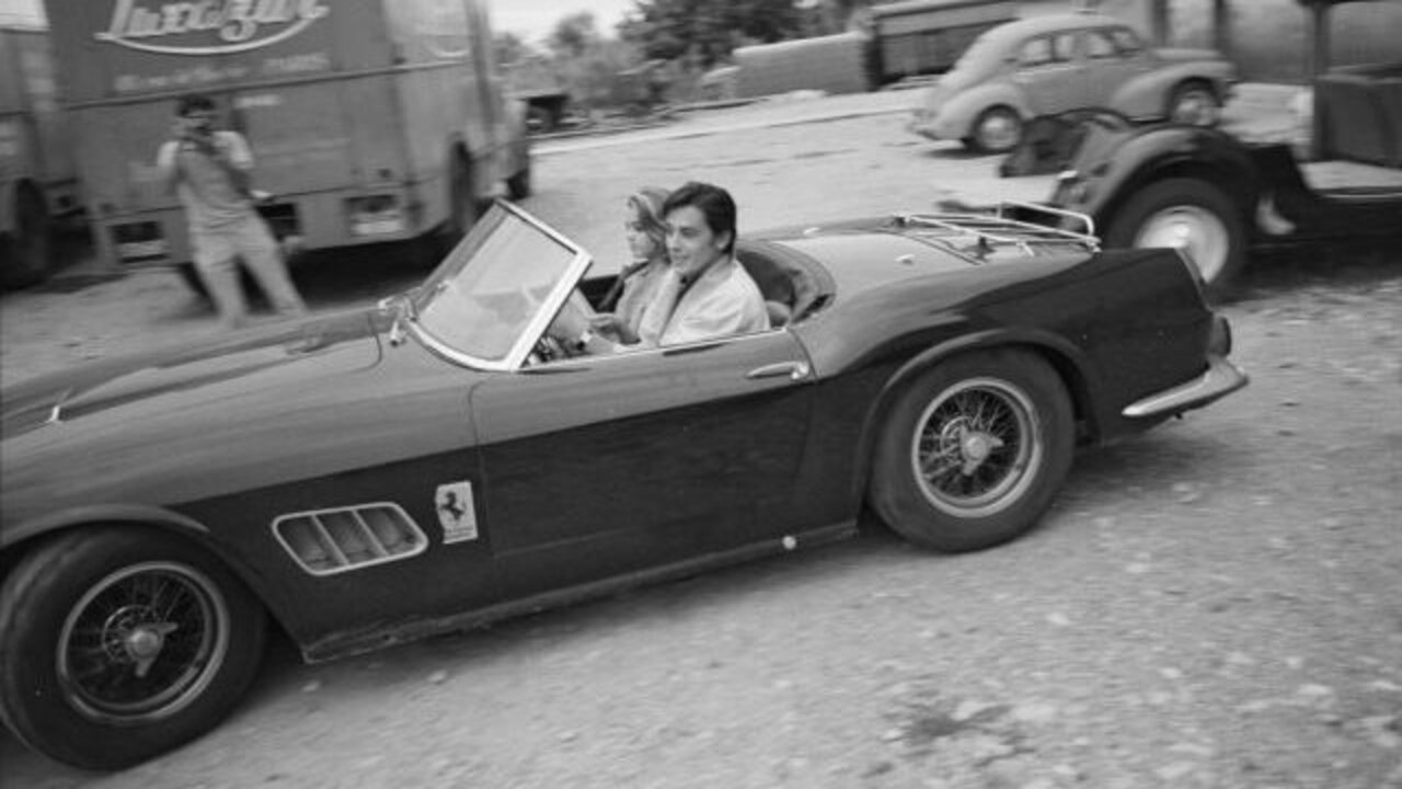 Ferrari 250 California mit dem Schauspieler Alain Delon am Steuer