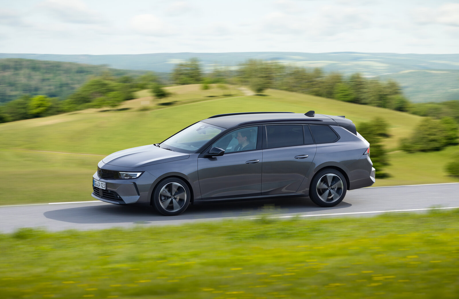 Opel Astra Sports Tourer von der Seite