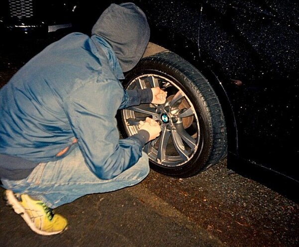Die «Lüftler» haben in Luzern mindestens 29 SUVs manipuliert. Auf X wurde die Aktion auf dem Kanal The Tyre Extinguishers verbreitet. Bild: X, The Tyre Extinguishers