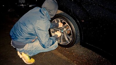 Die «Lüftler» haben in Luzern mindestens 29 SUVs manipuliert. Auf X wurde die Aktion auf dem Kanal The Tyre Extinguishers verbreitet. Bild: X, The Tyre Extinguishers