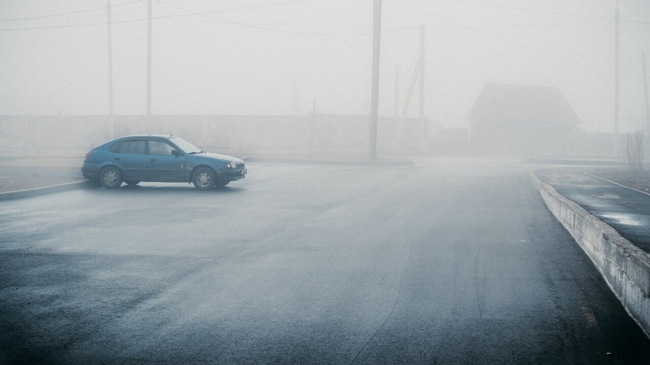 Bei dichtem Nebel raten Verkehrsexperten vor unnötigen Fahrten ab. Bild: Alexey Litvintsev, Pixabay