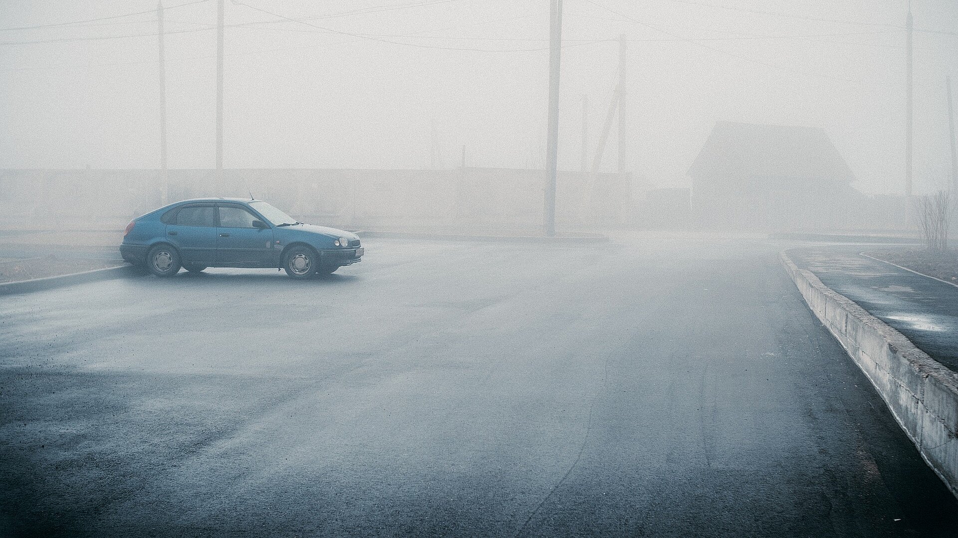 Bei dichtem Nebel raten Verkehrsexperten vor unnötigen Fahrten ab. Bild: Alexey Litvintsev, Pixabay