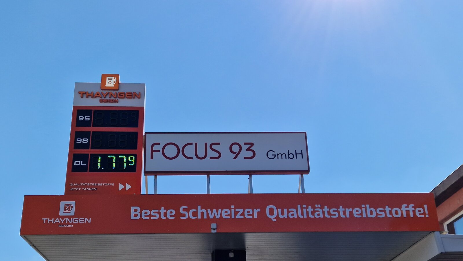 Die Preistafel einer Tankstelle.