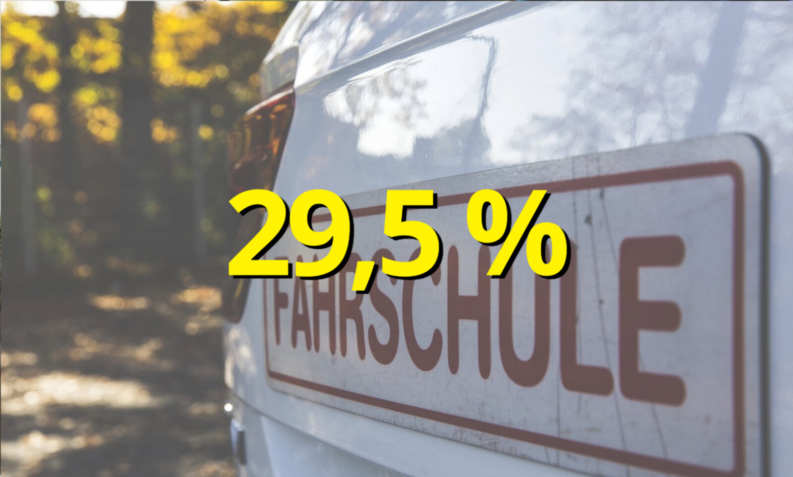 Auto mit dem Aufkleber "Fahrschule"