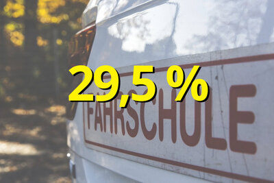 Auto mit dem Aufkleber "Fahrschule"