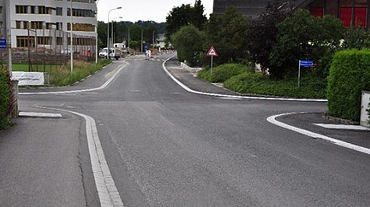 Auch bei Gemeinden- oder Quartierstrassen können unterschiedliche Behörden zuständig sein. Hier gilt in der Regel – ohne andere Signalisation – immer der Rechtsvortritt. Bild: BfU