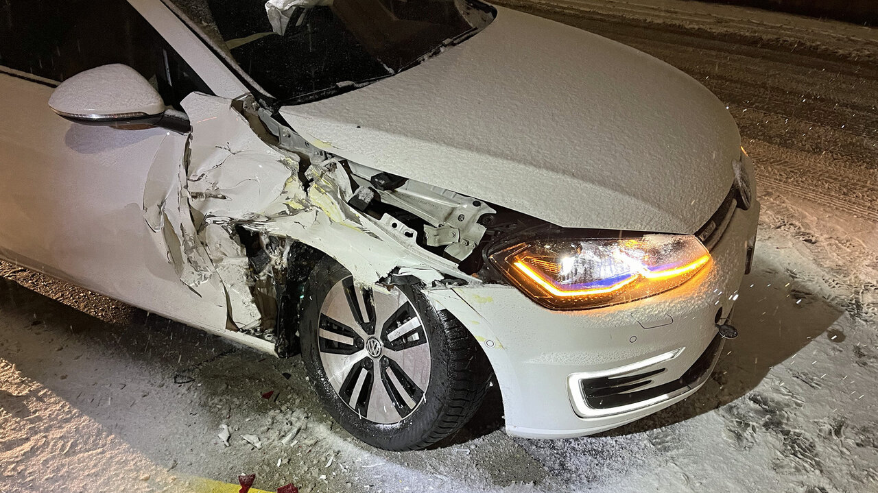 Beim Zusammenstoss wurde niemand verletzt, allerdings wird es teuer für den Autolenker. Der Sachschaden beläuft sich auf rund 35'000 Franken. Bild: Luzerner Polizei