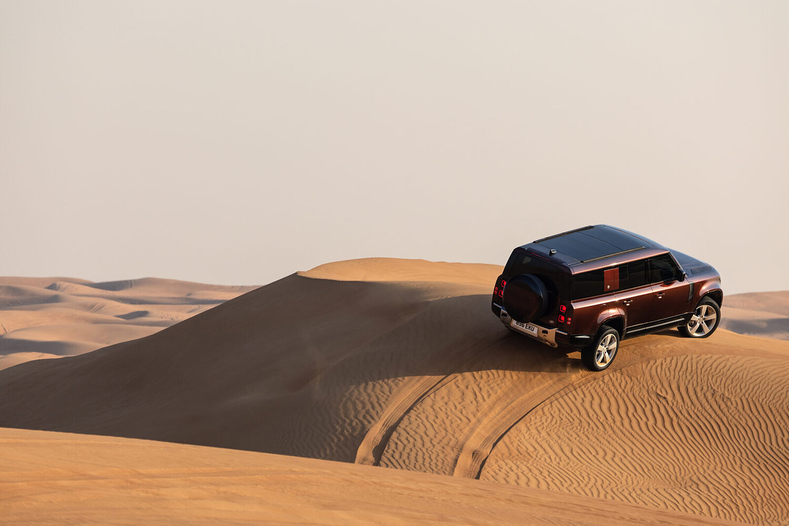 Land Rover von hinten in der Wüste