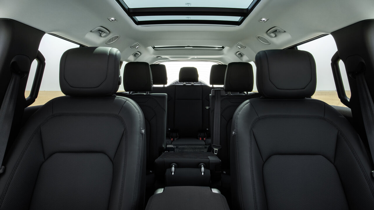 Acht Sitze im Land Rover Defender 130