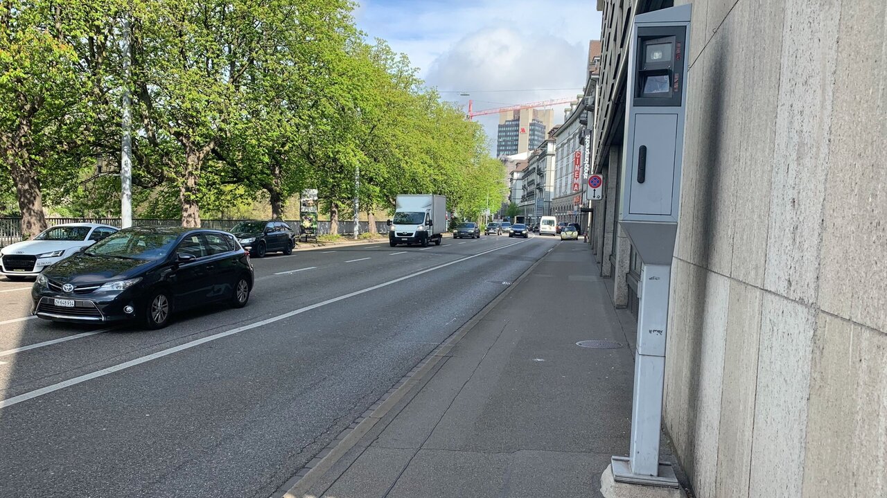 2022 war dieser Blitzer das fleissigste Radargerät der Schweiz: Er steht an der Kreuzung Neumühlequai/Walchebrücke in Zürich reagiert auf Rotlichtfahrten und zu hohe Geschwindigkeit. Er spülte 2,7 Millionen Franken in die Staatskasse. Bild: Hans Merrouche.