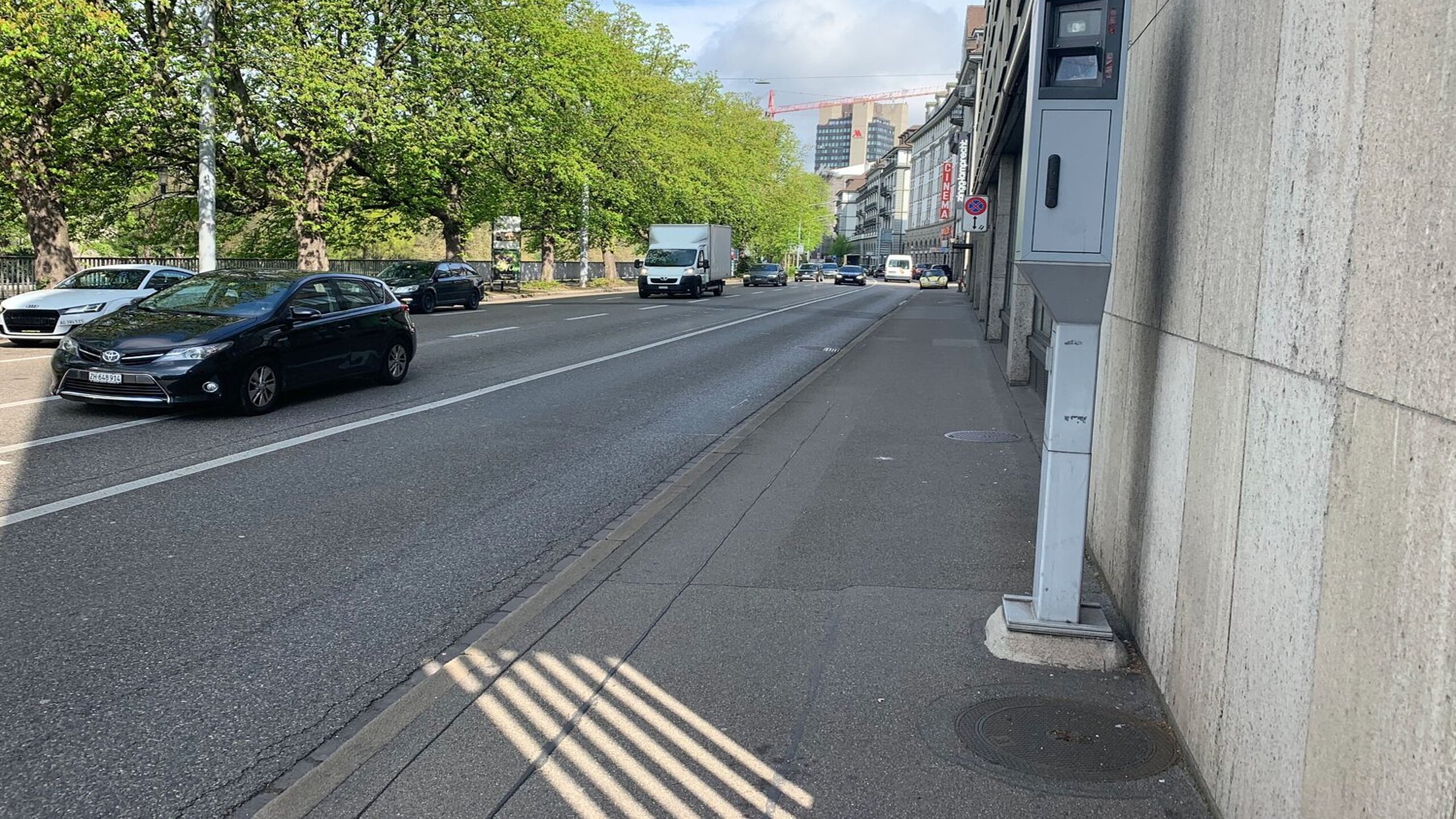 2022 war dieser Blitzer das fleissigste Radargerät der Schweiz: Er steht an der Kreuzung Neumühlequai/Walchebrücke in Zürich reagiert auf Rotlichtfahrten und zu hohe Geschwindigkeit. Er spülte 2,7 Millionen Franken in die Staatskasse. Bild: Hans Merrouche.