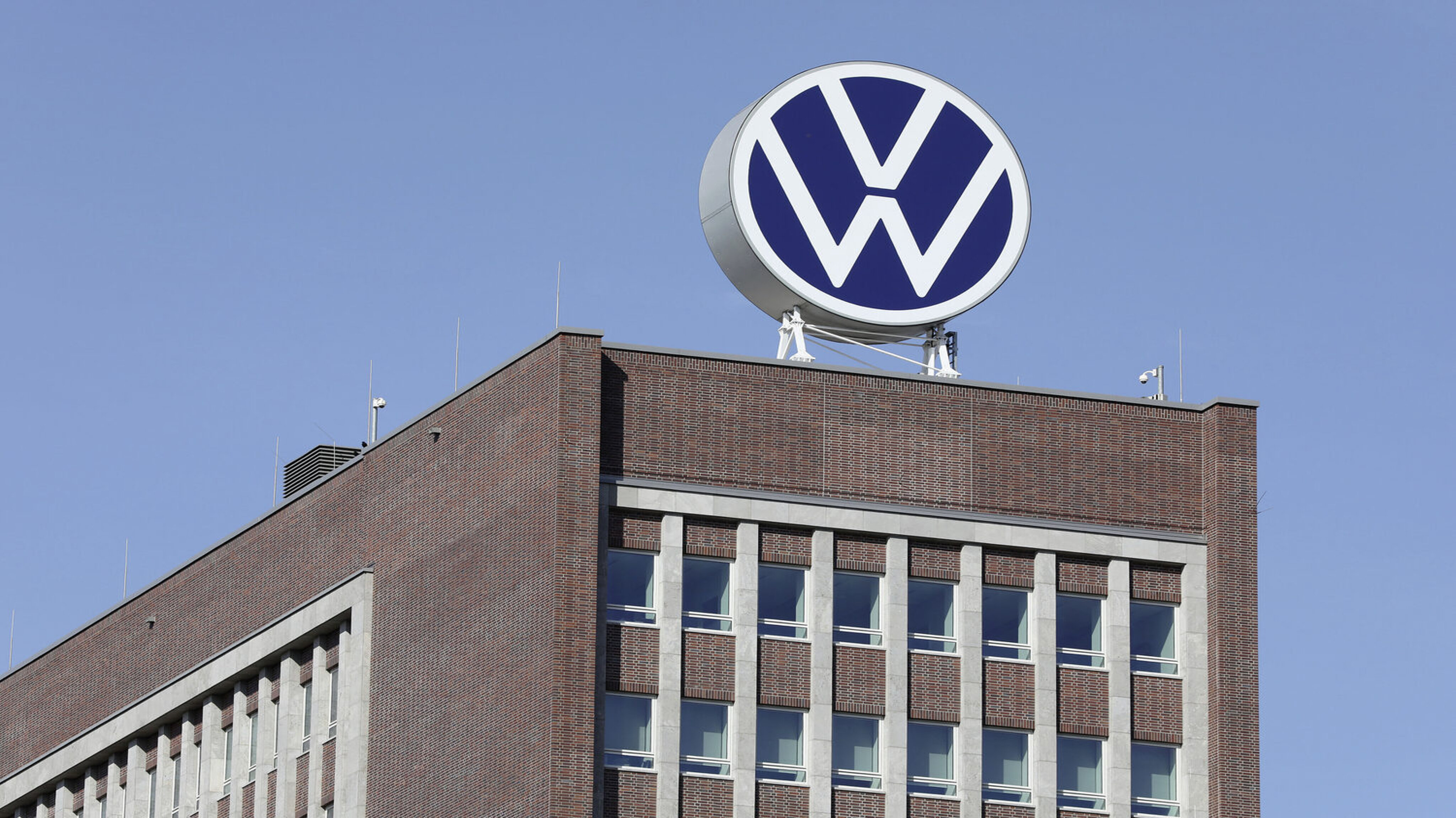 VW-Logo auf dem Gebäude des Hauptsitzes in Wolfsburg