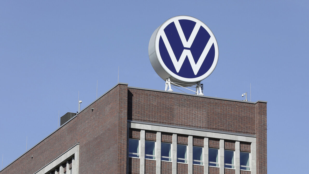 VW-Logo auf dem Gebäude des Hauptsitzes in Wolfsburg