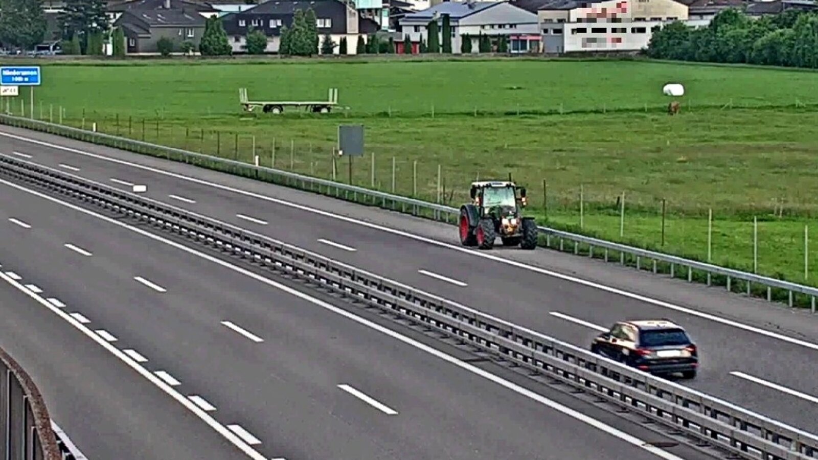 Dann fährt er als Geisterfahrer auf der A3 auf dem Pannenstreifen in Richtung Zürich. Bild: Kantonspolizei Glarus